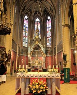 Hlavní oltář kostela sv. Ludmily (Foto M. Polák, 2018)