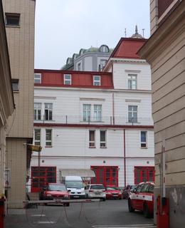 Pohled do dvora, zcela vlevo část funkcionalistické budovy (Foto M. Polák, 2022)
