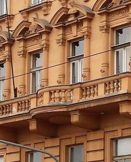 Tříosý balkon s balustrovým zábradlím (Foto M. Polák)