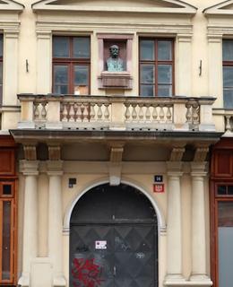 Portál domu, balkon a busta Ant. Dvořáka (Foto M. Polák,2022)