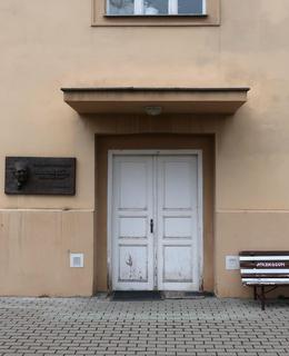 Deska je umístěna vedle bývalého vchodu do Skálovy pracovny (Foto M. Polák. 2022)
