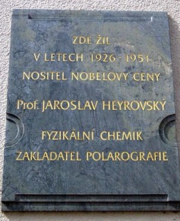 Pamětní deska na domě Ladova 2042/7