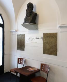 Foyer Hlávkovy koleje s deskami a bustou zakladatele (Foto M. Polák, 2020)