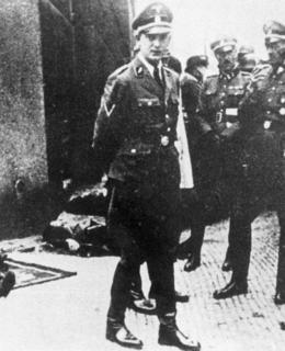 těla parašutistů na chodníku, 18. června 1942