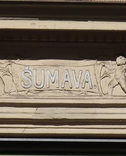 Reliéfní pás tančících putti a nápis Šumava (Foto M. Polák)