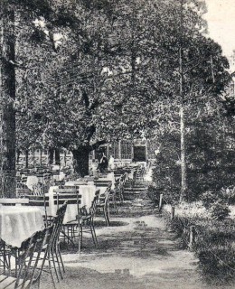 Riegrák 4 - Zahradní restaurace. Pohlednice 1933. Zdroj: archiv M. Frankla