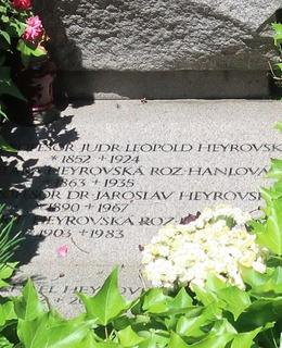 Hrob rodiny Heyrovských (Foto M. Polák, 2022)