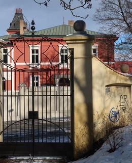 Brána vyfotografovaná z Riegrových sadů, v pozadí vila usedlosti Saracinka (Foto M.Polák, 2019)
