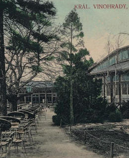 Původní restaurace na dobové pohlednici.