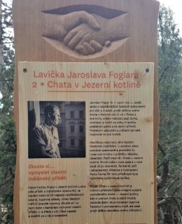 Lavička Jaroslava Foglara - Chata v Jezerní kotlině