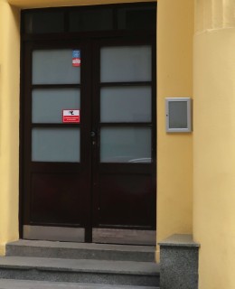 Vchod do domu s kameny zmizelými (Foto M. Polák. 2022)