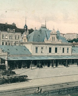 Vyšehradské nádraží s rozestavěným domem Svobodova 144/4. Zdroj: B. Kovaříková