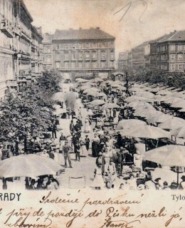 Tylovo náměstí s trhem. Pohlednice 1902. Zdroj: archiv M. Frankla