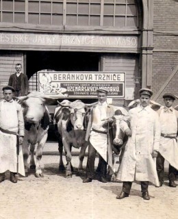 Mětské jatky a masná tržnice v Korunní třídě. Pohlednice, okolo 1910. Zdroj: archiv M. Frankla 