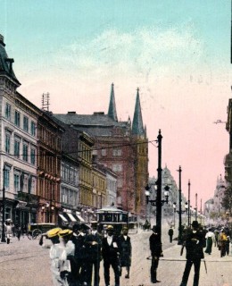 Palackého třída, dnes Anglická (s obchodem E. Macešky). Pohlednice, 1913. Zdroj: archiv M. Frankla