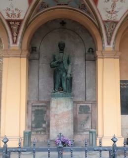 Hrobka J. Dvořáka v arkádách (Foto M. Polák, 2023)