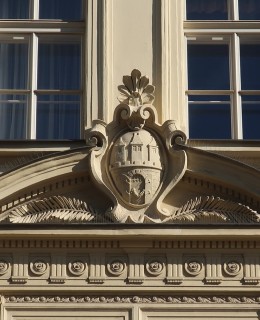 Znak města Prahy na fasádě (Foto M. Polák, únor 2023)