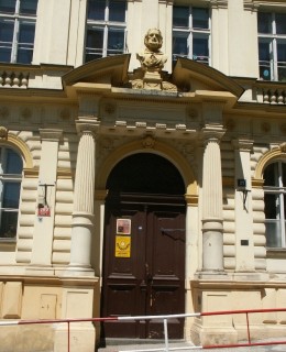 Portál školní budovy (Foto M. Polák, 2009)