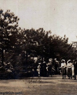 Promenáda v Riegrových sadech. Pohlednice, 1921. Zdroj: archiv M. Frankla