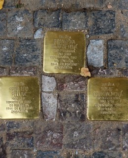 Umístění kamenů zmizelých před domem Chopinova 24 (Foto M. Polák, 2023)