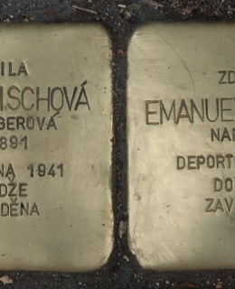 Kameny zmizelých manželů Benischových (Foto M. Polák, 2023)