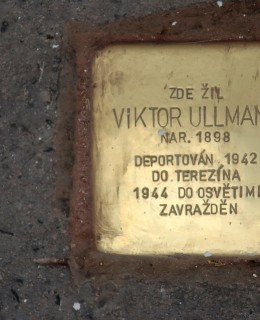 Kameny zmizelých rodiny Ullmanovy v koperníkově ulici před domem č. 4 (Foto M. Polák)