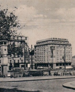 Mírové náměstí. Pohlednice 1932. Zdroj: archiv M. Frankla