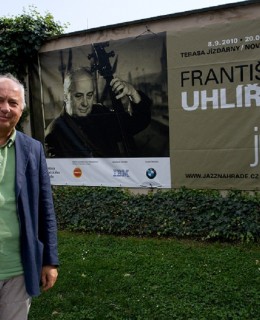 F. Uhlíř s plakátek ke koncertu Jazz na Hradě
