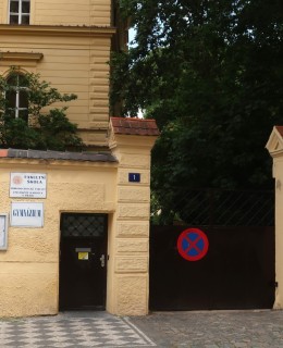 Vchod do gymnázie je z Botičské ulice (Foto M. Polák, 2023)
