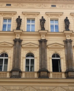 Myslbekova sochařská výzdoba novorenesanční fasády (Foto M. Polák, 2023)