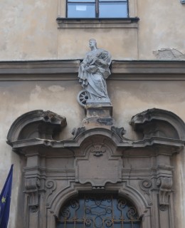 Zakončení pilastrů a socha sv. Kateřiny (Foto M. Polák)