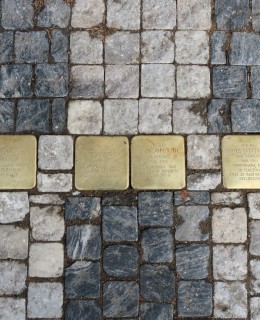 Umístění kamenů zmizelých před domem Ke Karlovu 14 (Foto M. Polák,2023)