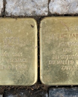 Kameny zmizelých sourozenců Vogelových (Foto M. Polák, 2023)