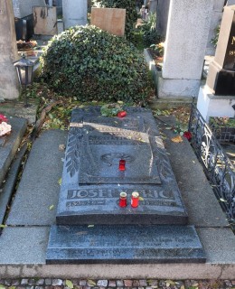 Hrob rodiny Fričových (Foto M. Polák, dušičky 2023)