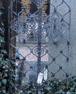 Hrob Fr. Hrubína zdobí umělecká mříž neznámého autora (Foto M. Polák, 2023)