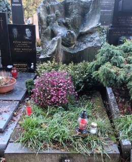 Vedlejší hrob Franty Kukly s plastikou padlého sokola (Foto M. Polák)