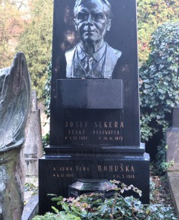 Hrob rodiny Sekerových (Foto M. Polák, dušičky 2023)