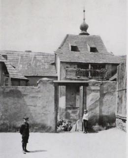 Zadní část Podskalské radnice na fotografii A. Klímy v roce 1906