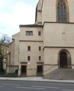 Umístění desky vedle bočních vchodů (Foto M. Polák,2024)