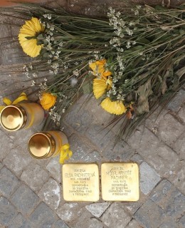 Kameny zmizelých manželů Pachnerových dne 19. 6. 2024 (Foto M. Polák)