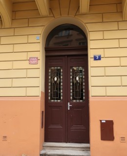 Vchod do domu Polská 3 (foto M. Polák, 2024)