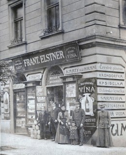 Otec František Elstner s rodinou u svého obchodu, kol. 1905, Zdroj: René Elstner (rod. archiv)