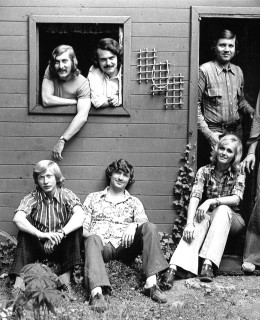 I. Smažík (v okně) v kapele Strýci s H.Vondráčkovou. Zdroj: archiv rodiny