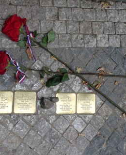 Kameny zmizelých před domem Chodská 6 (Foto M. Polák)