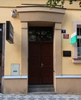 Umístění kamenů zmizelých před vchodem do domu Italská 7 (Foto M.Polák, 2024)