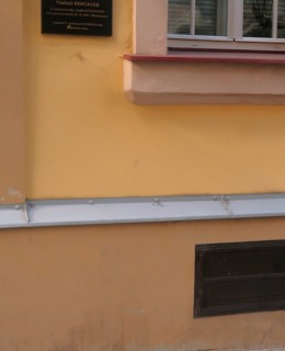 Nad kameny se nachází i pamětní deska manželů Bergauerových (Foto M. Polák, 2024)