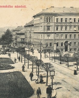 Komenského náměstí (I. P. Pavlovo) přes stavbou Lékařského domu. (Sbírka M. Poláka)