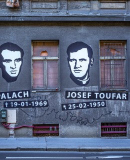 Významný medailér O. Dušek umístil v r. 2014 na budovu portréty obou obětí