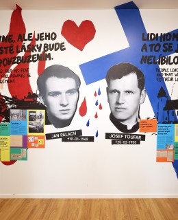 Vzpomínkové místo v kavárně budovy od umělců Post Bellum