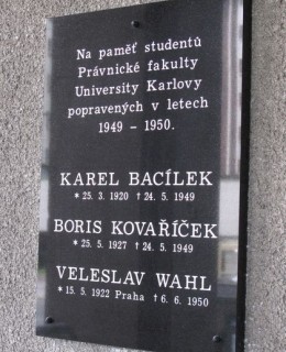 Pamětní deska u Právnické fakulty UK, nám. Curieových v Praze 1